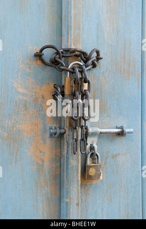 Chaînes, cadenas, et la vis sur la porte d'un magasin dans le Souq Waqif, Doha, Qatar (angle de côté vue) Banque D'Images