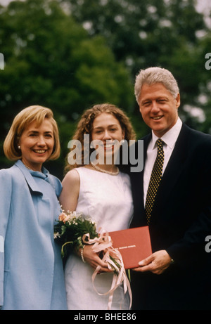 Chelsea Clinton à son diplôme du secondaire avec le père le Président Bill Clinton et Hillary Clinton mère Banque D'Images