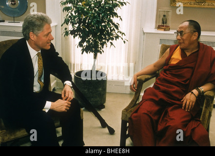 Le dalaï-lama, chef spirituel du peuple tibétain se réunit avec le président Bill Clinton (L) dans le bureau ovale de la Maison Blanche Banque D'Images