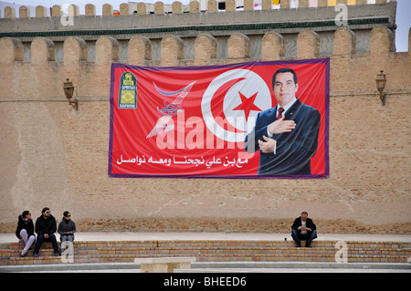 Bannière sur mur de Souk montrant le Président Zine El Abidine Ben Ali, le Souk de Kairouan, Kairouan, Kairouan gouvernorat, Tunisie Banque D'Images