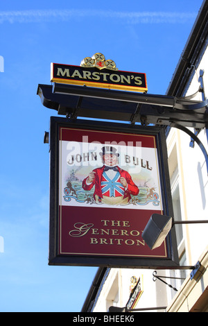 Un Marston's Brewery & John Bull signe de maison publique dans une ville du Royaume-Uni. Banque D'Images