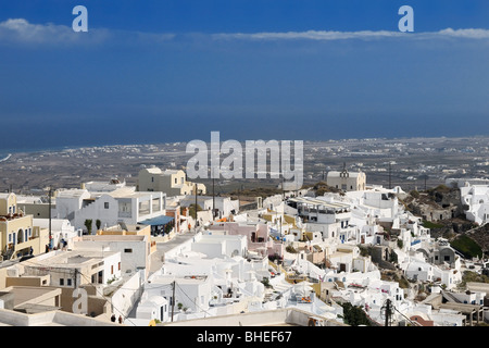 Vue sur la ville d'Imerovigli vers l'aéroport de l'île de Santorin, en Grèce. Banque D'Images