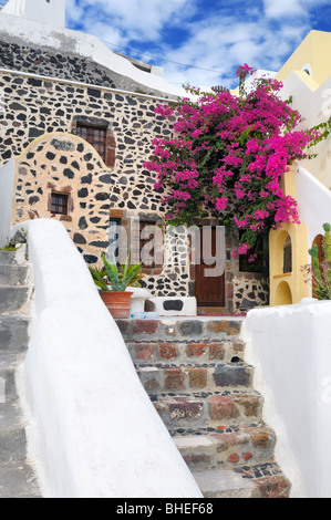 Typique d'une résidence privée avec terrasse dans le village de Imerovigli sur l'île de Santorin, Grèce. Banque D'Images