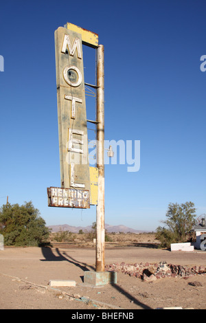 Weathered motel sign le long de la Route 66 dans la région de Newberry Springs, en Californie. Banque D'Images
