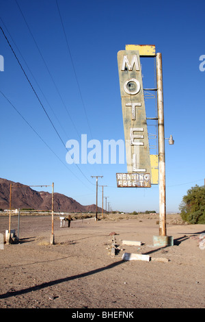 Weathered motel sign le long de la Route 66 dans la région de Newberry Springs, en Californie. Banque D'Images