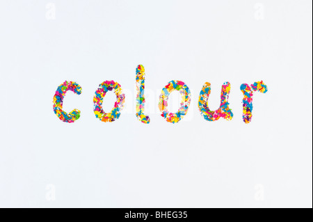 Le mot couleur (orthographe anglaise) , l'épeautre à l'aide de poudre de couleur sur fond blanc Banque D'Images