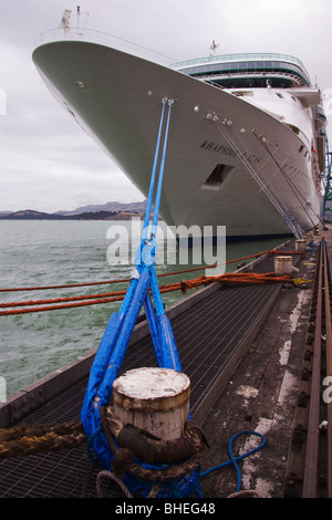 Proue d'un navire de croisière et d'amarres fixées sur un poteau sur le quai. Banque D'Images