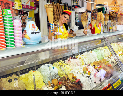 Jeune femme vendant des glaces italiennes variétés dans des vacances resort ville de Sirmione sur le lac de Garde, Lombardie, Italie. Banque D'Images