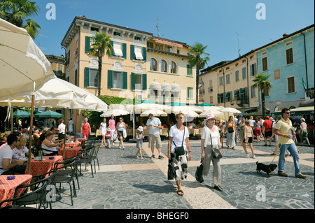 Le village de vacances ville de Sirmione sur le lac de Garde, Lombardie, Italie. Terrasses de cafés sur la Piazza Giosue Carducci. Lago di Garda. Banque D'Images