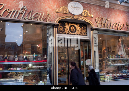 Ver-Sailles, France, femmes entrant dans la boulangerie française Vintage Shop Front, vitrine, pâtisseries, vitrine Paris vintage, boulangerie rétro Banque D'Images