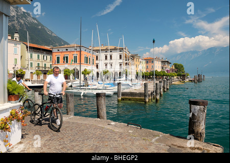Le village de vacances ville de Gargnano sur le lac de Garde, Lombardie, Italie. Le port. Lago di Garda. Banque D'Images
