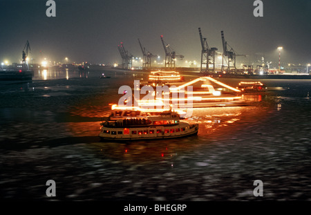 Spectateurs attendent la cérémonie de baptême du bateau de croisière AIDAblu sur l'Elbe dans le port de Hambourg. Banque D'Images