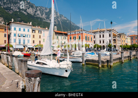 Le village de vacances ville de Gargnano sur le lac de Garde, Lombardie, Italie. La voile de quitter le port. Lago di Garda. Banque D'Images