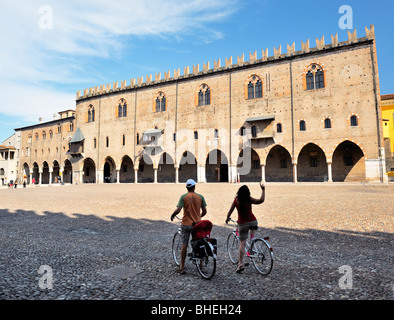 La cité médiévale Le Palazzo Ducale, le Palais Ducal, entre la Piazza Sordello dans ville médiévale de Mantoue, Lombardie, Italie. Banque D'Images