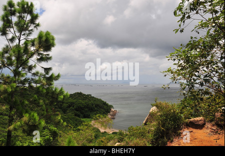 Dark Cloud vue sur la mer de Chine du Sud, pin et du sol sur la falaise, près de Ling pour Shing, Lamma Island, Hong Kong Banque D'Images