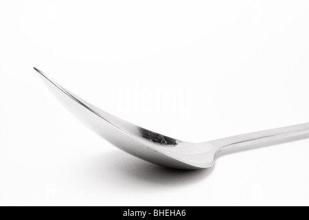 Grande cuillère de cuisine en acier inoxydable isolés contre fond blanc. Banque D'Images