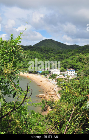 Portrait, à travers des arbres, de la plage de sable de Mo Tat Wan, de la falaise du chemin Sok Kwu Wan, Lamma Island, Hong Kong, Chine Banque D'Images