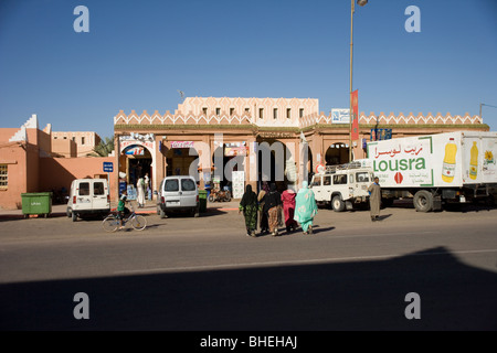 Boutique et scène de rue à Zagora au Maroc central Banque D'Images