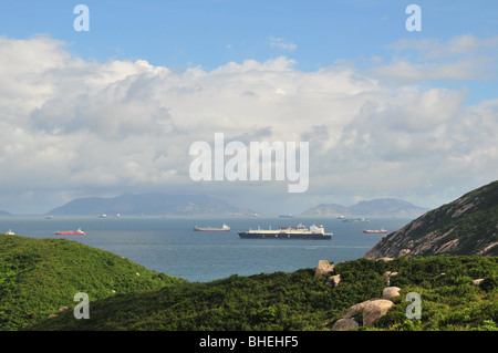 Gaz naturel liquéfié (GNL) à des pétroliers dans les routes maritimes du nord de la mer de Chine du sud, vue depuis l'île de Lamma, Hong Kong Banque D'Images