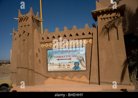 Inscrivez-vous à Zagora montrant qu'il est de 52 jours à dos de chameau à Tombouctou, Tombouctou à travers le désert du Sahara au Maroc central Banque D'Images