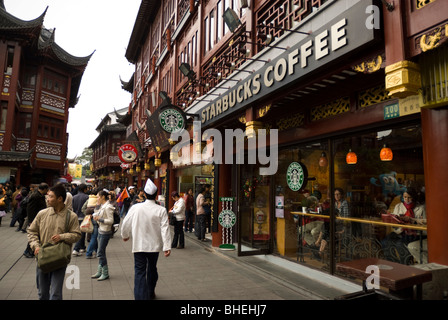 Café Starbucks au Yu Garden Bazaar à Shanghai, Chine, Asie Banque D'Images