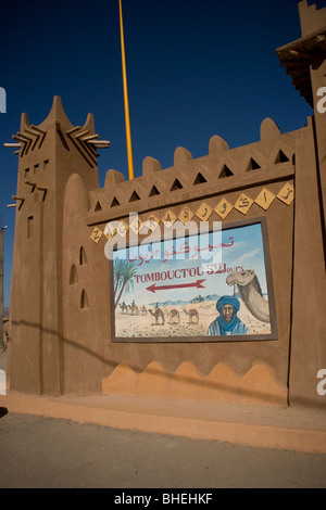 Inscrivez-vous à Zagora montrant qu'il est de 52 jours à dos de chameau à Tombouctou, Tombouctou à travers le désert du Sahara au Maroc central Banque D'Images