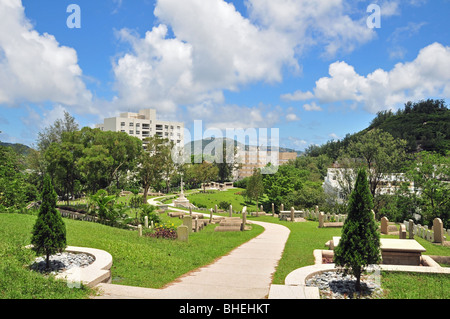 Vue générale du Cimetière militaire de Stanley, à l'intermédiaire de petits conifères sur les côtés de l'allée centrale, Hong Kong Banque D'Images