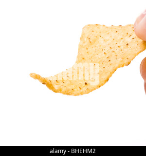 Nacho ou Tortilla chip trempage contre isolé sur fond blanc. Banque D'Images