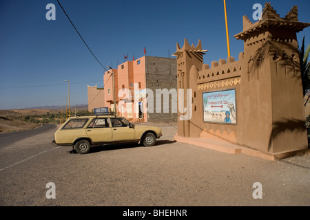 Inscrivez-vous à Zagora montrant qu'il est de 52 jours à dos de chameau à Tombouctou, Tombouctou à travers le désert du Sahara au Maroc central Banque D'Images