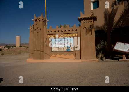 Inscrivez-vous à Zagora montrant qu'il est de 52 jours à dos de chameau à Tombouctou, Tombouctou à travers le désert du Sahara au Maroc central Banque D'Images