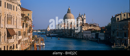 Vue panoramique le long du Grand Canal vers l'église Santa Maria della Salute avec les gondoles et les bateaux, Venise, Italie, Europe Banque D'Images