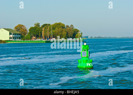 Bouée fairway vert en face de la marina, port de Kamp, Mecklembourg-Poméranie occidentale, Allemagne | Hafen, Kamp, Mecklembourg Banque D'Images