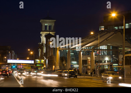 Amiens Street à Dublin Connolly gare à la nuit. Dublin. L'Irlande. Banque D'Images