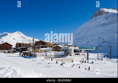 Des remontées mécaniques dans le centre de Tignes Le Lac, Tignes, espace killy, Tignes, Savoie, France Banque D'Images