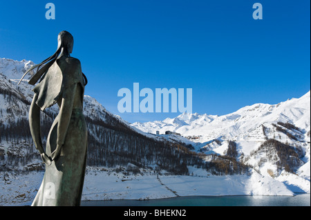 Vue sur Tignes à partir de la Val d'Isère à la route sur le lac de Chevril (créé par le barrage de Tignes), Tarentaise, Savoie, France Banque D'Images