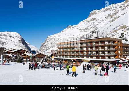 L''hôtel, des boutiques et des cafés au bas des pistes au centre de la station Val d'Isère, Tignes, Savoie, France Banque D'Images