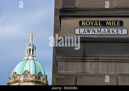 Royal Mile Lawnmarket signe et Bank of Scotland toit en dôme, rue Bank Edinburgh 6078 SCO Banque D'Images