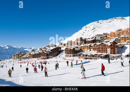 Les Skieurs sur les pistes, dans le centre de la station de Val Thorens, Méribel, Trois Vallées, Savoie, France Banque D'Images