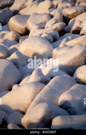 Des pierres couvertes de neige Banque D'Images