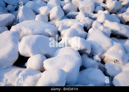 Des pierres couvertes de neige Banque D'Images