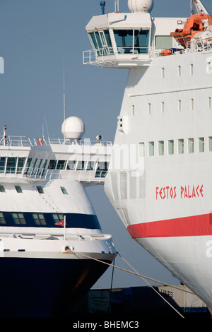 Ferries au Pirée. Banque D'Images