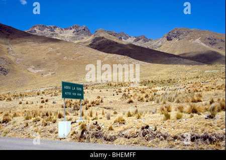 Décor au sommet du col à Abra La Raya, Pérou, à 4338 mètres d'altitude Banque D'Images