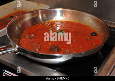 Étapes de préparation pizza préparer la sauce tomate qui sera appliquée à la base de pizza Banque D'Images