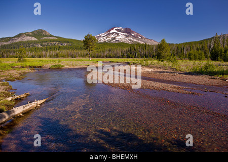 Des étincelles LAKE, Oregon, USA - Soda Creek et du Sud soeur volcan, Cascades, montagnes dans le centre de l'Oregon. Banque D'Images