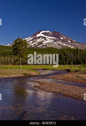 Des étincelles LAKE, Oregon, USA - Soda Creek et du Sud soeur volcan, Cascades, montagnes dans le centre de l'Oregon. Banque D'Images