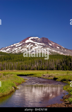 Des étincelles LAKE, Oregon, USA - Soda Creek et du Sud soeur volcan, Cascades, montagnes dans le centre de l'Oregon. Banque D'Images