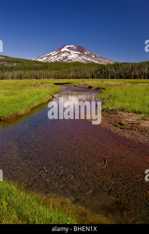 Des étincelles LAKE, Oregon, USA - Soda Creek et du Sud soeur volcan, Cascades, montagnes dans le centre de l'Oregon. Banque D'Images