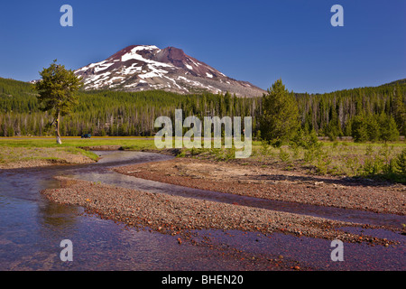 Des étincelles LAKE, Oregon, USA - Soda Creek et du Sud soeur volcan, Cascades, montagnes dans le centre de l'Oregon. Banque D'Images