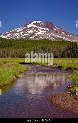 Des étincelles LAKE, Oregon, USA - Soda Creek et du Sud soeur volcan, Cascades, montagnes dans le centre de l'Oregon. Banque D'Images