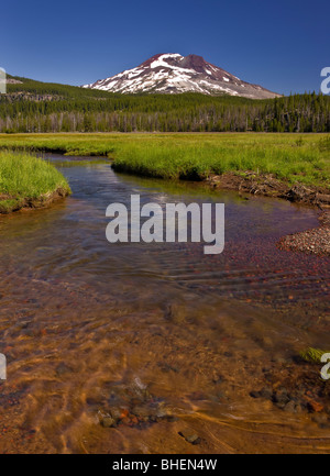 Des étincelles LAKE, Oregon, USA - Soda Creek et du Sud soeur volcan, Cascades, montagnes dans le centre de l'Oregon. Banque D'Images